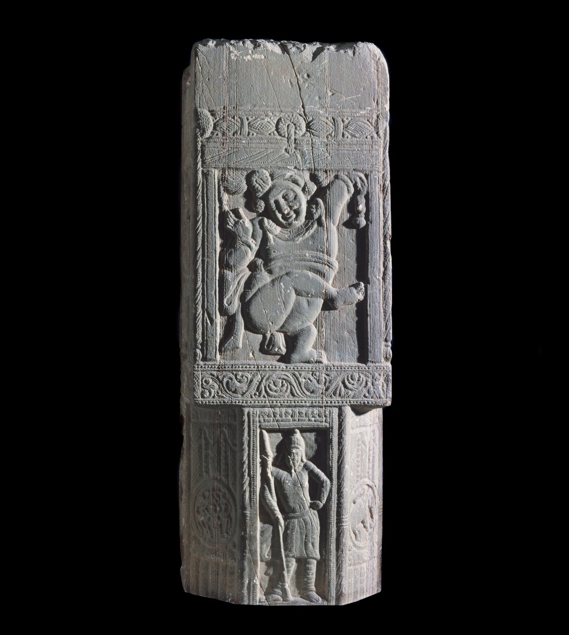 Losa de estupa mostrando un enano y figuras escitas, del sitio de Nagarjuna (relieve) de Indian School