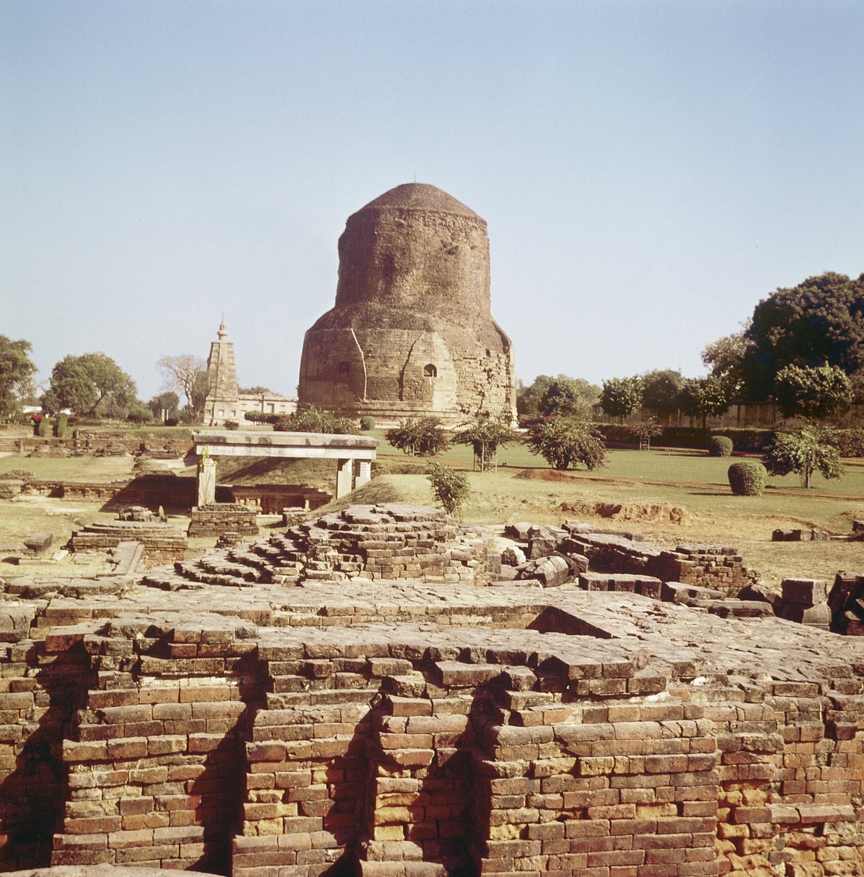 La estupa Dhamekh, c.500 d.C. de Indian School