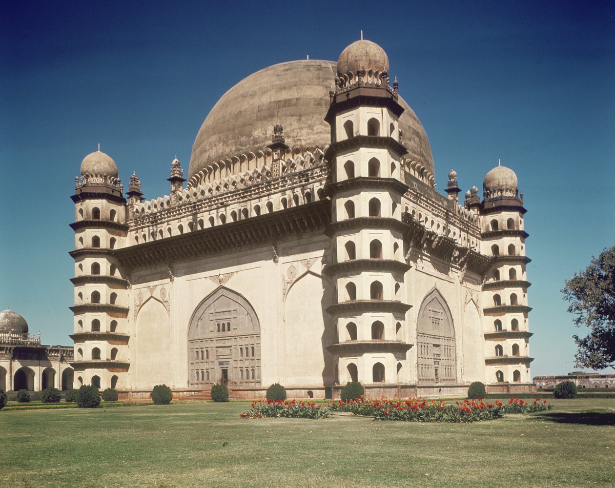 Vista del Gol Gumbaz, mausoleo de Mohammed Adil Shah II (1627-57) construido en 1659 de Indian School