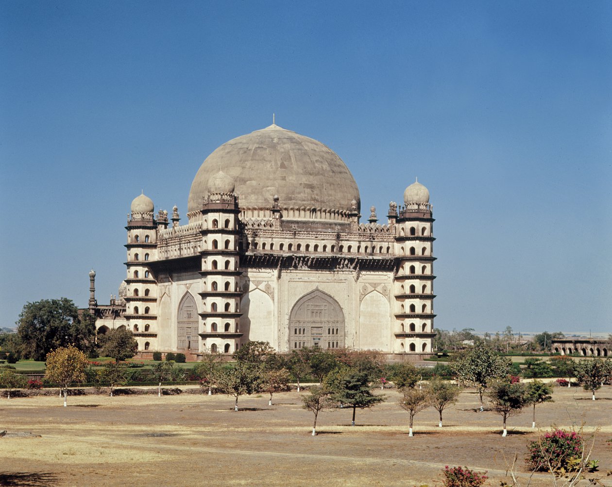 Vista del Gol Gumbaz, mausoleo de Mohammed Adil Shah II (1627-57) construido en 1659 de Indian School