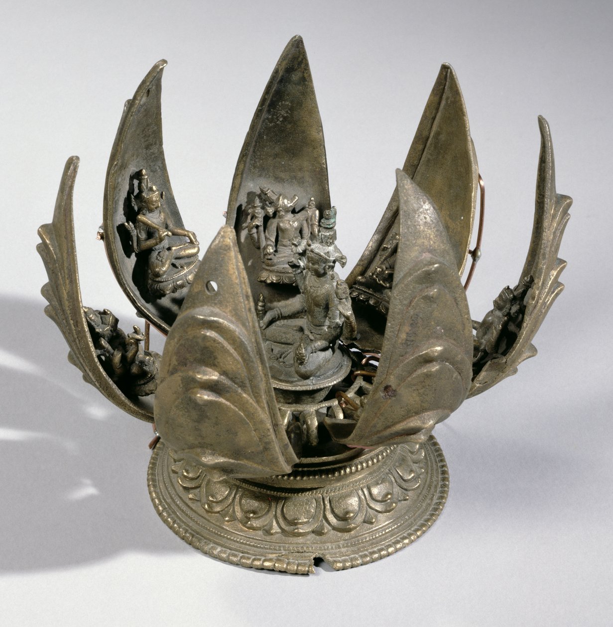 Vishnu con el loto rodeado por sus encarnaciones en los pétalos articulados, India Oriental, c.1200 (bronce) de Indian School