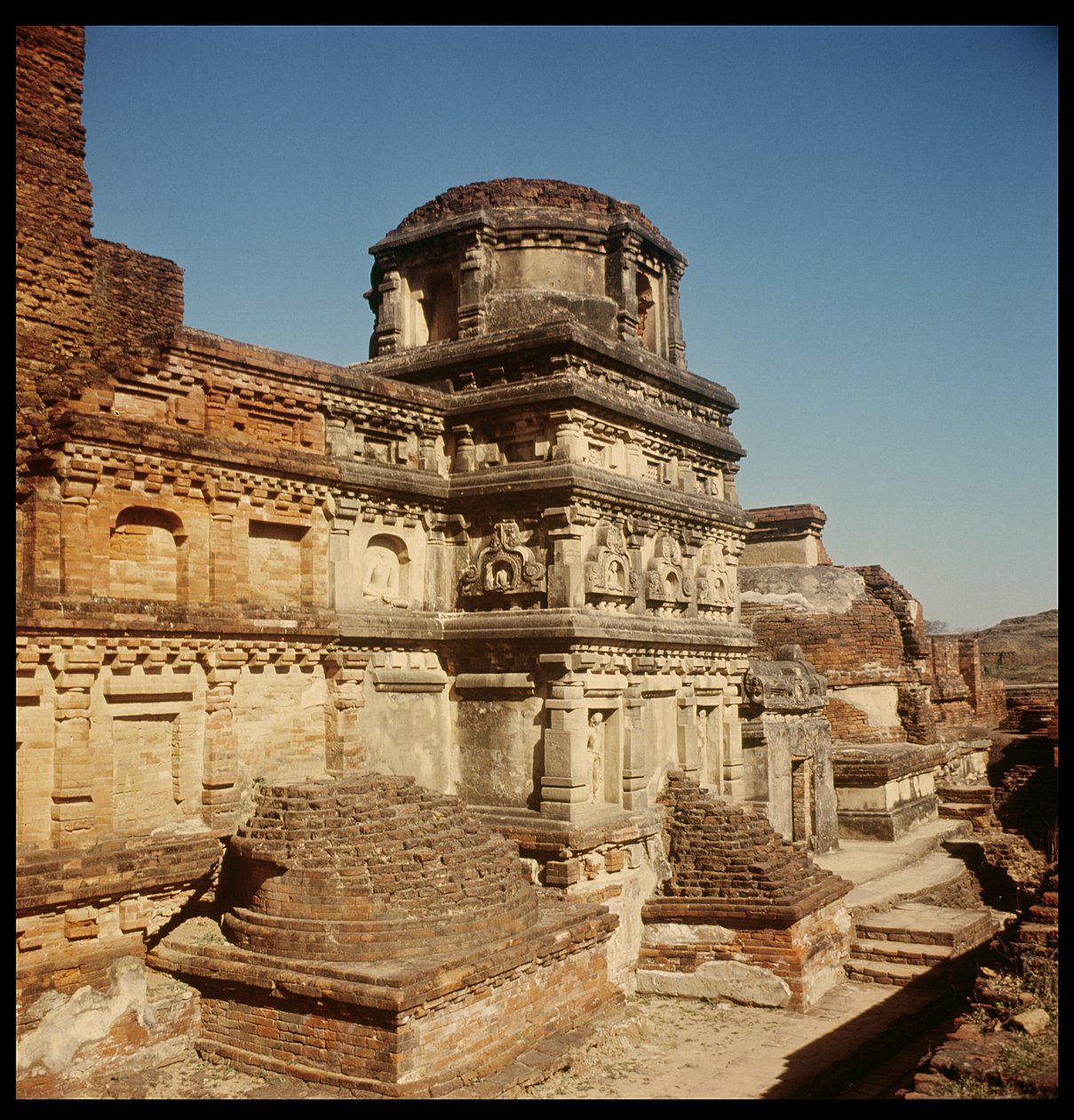 Estupa votiva del templo principal del Sitio III, 320-530 de Indian School