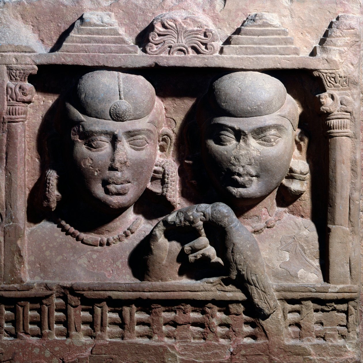 Yaksa y yaksini jugando con un loro (relieve de arenisca roja) de Indian School