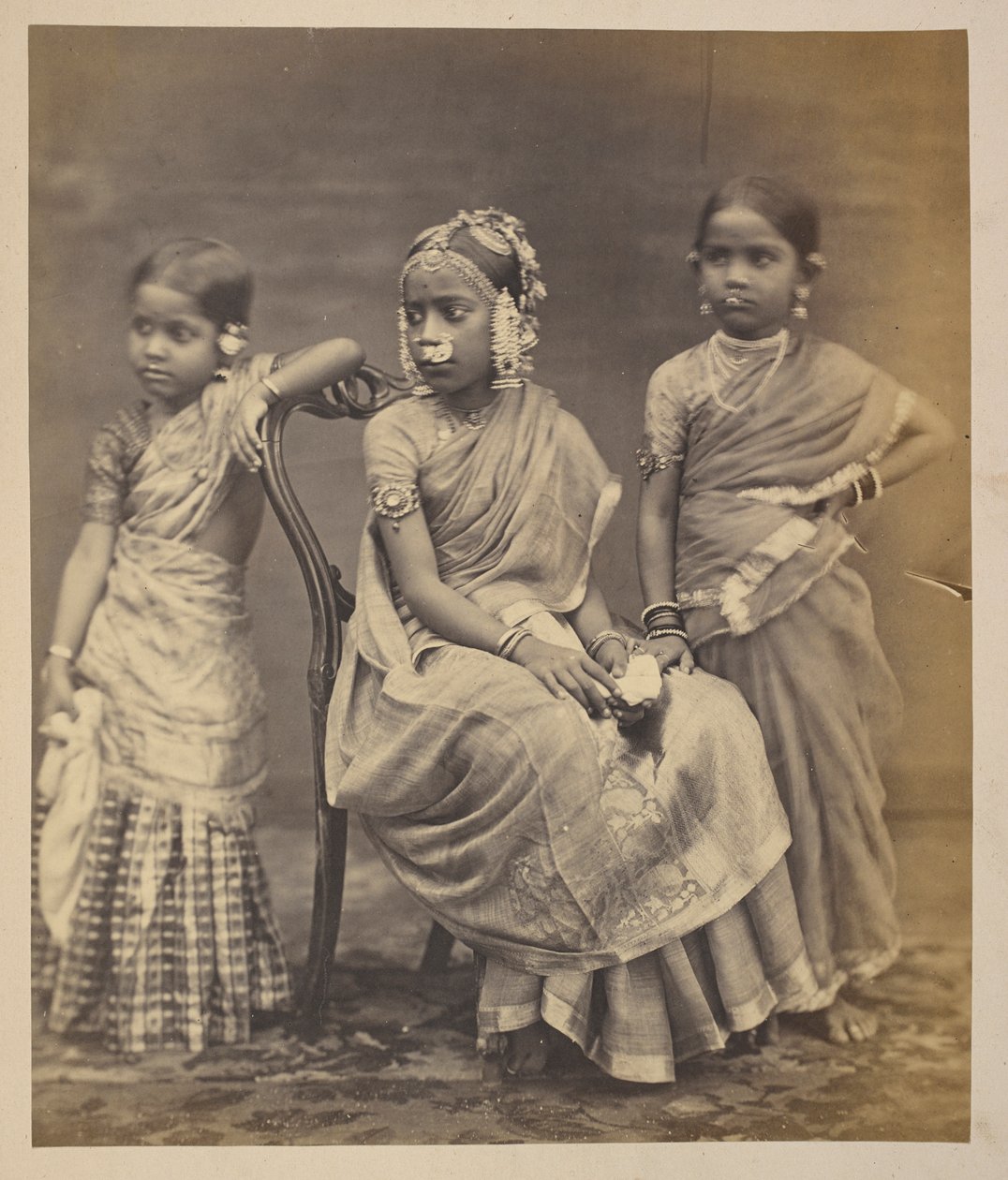 Grupo de niños de Madrás, mostrando el modo de usar joyas, c.1870 (foto sepia) de Indian photographer