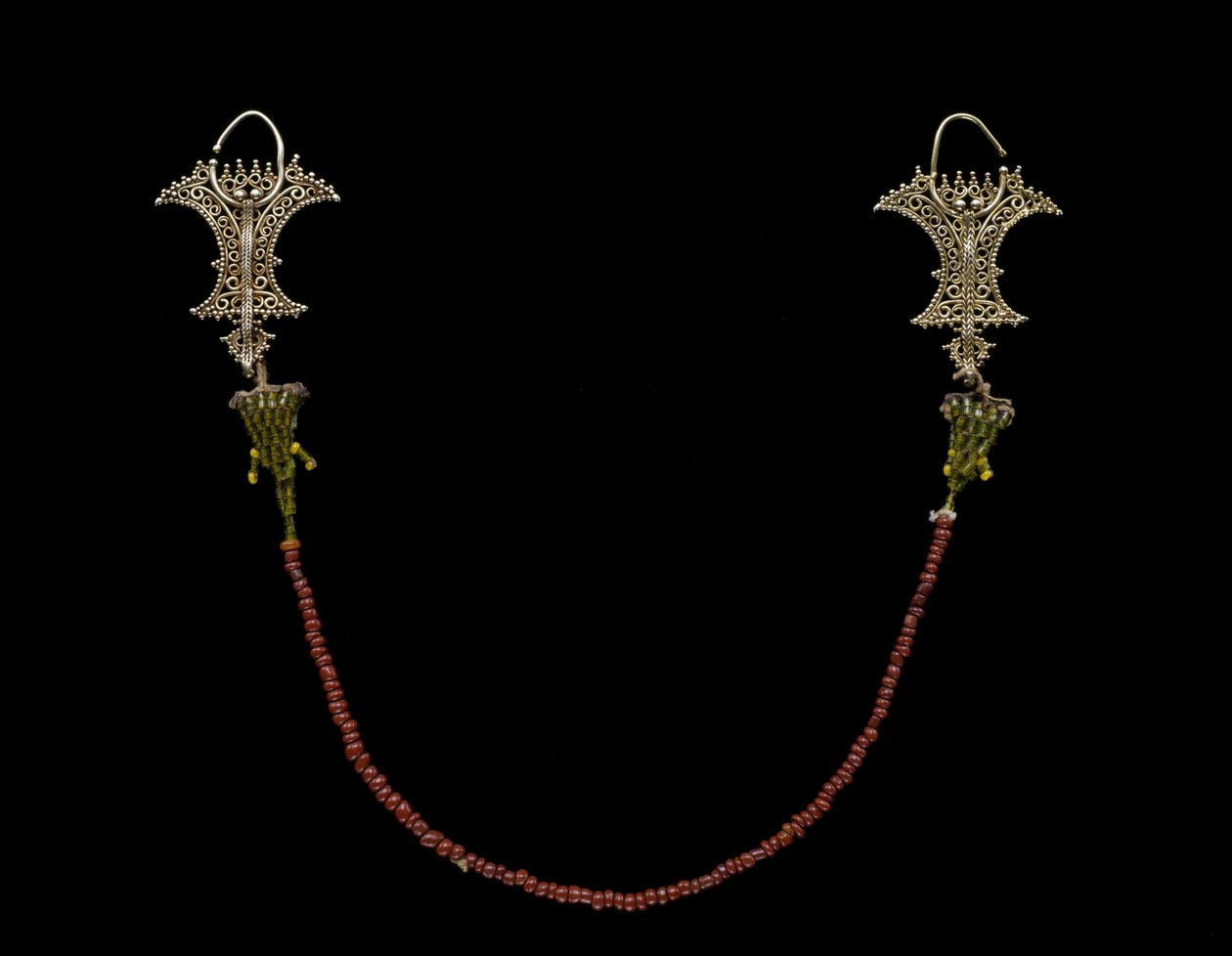 Par de pendientes con cadena (Kemene ni lean), pueblos de Moluccas de Indonesian School