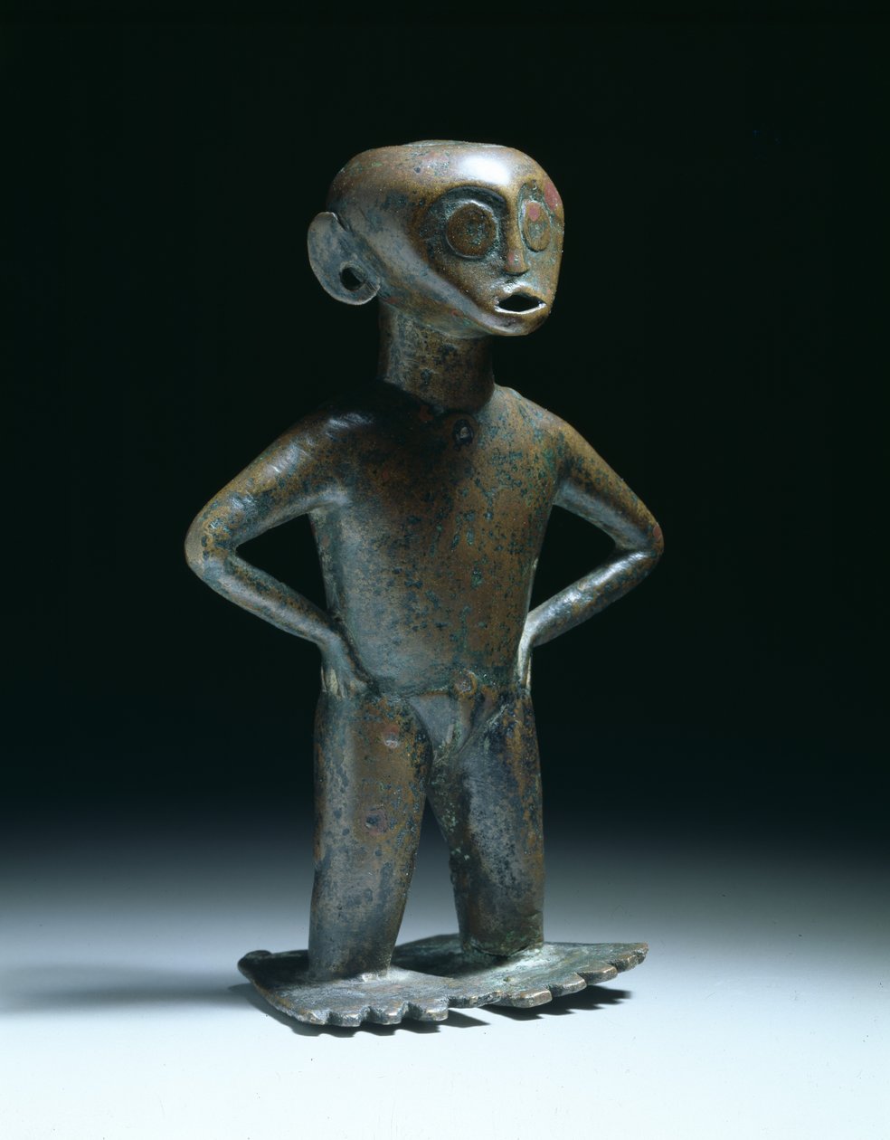 Figura femenina de pie de Indonesian School