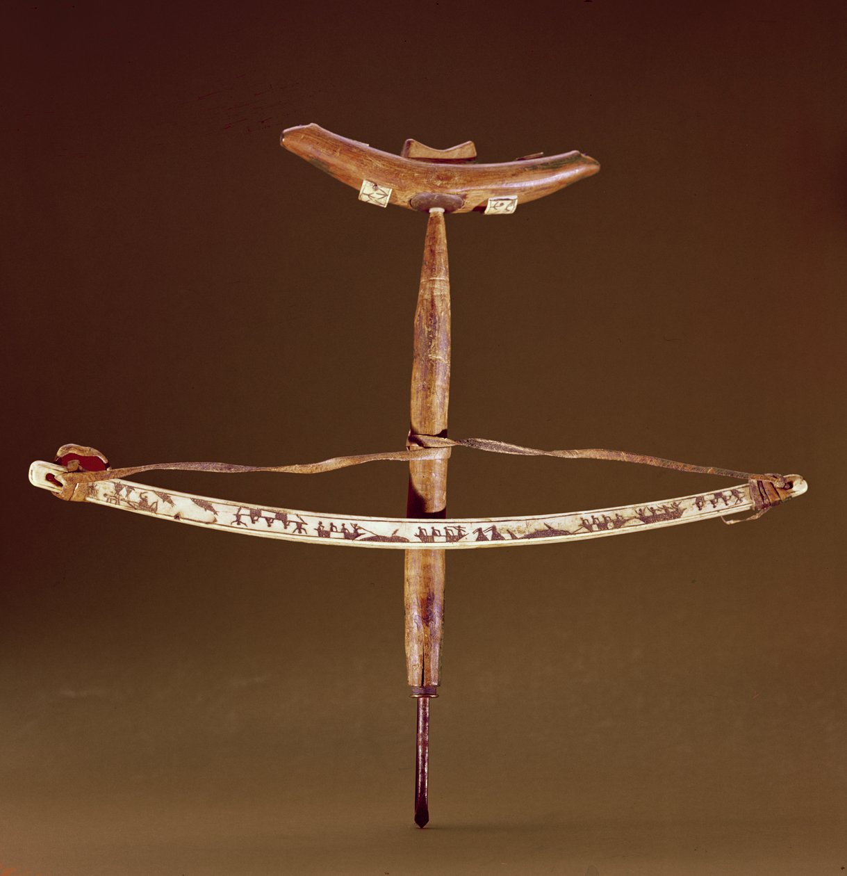 Taladro de arco inuit (madera con hierro y marfil)