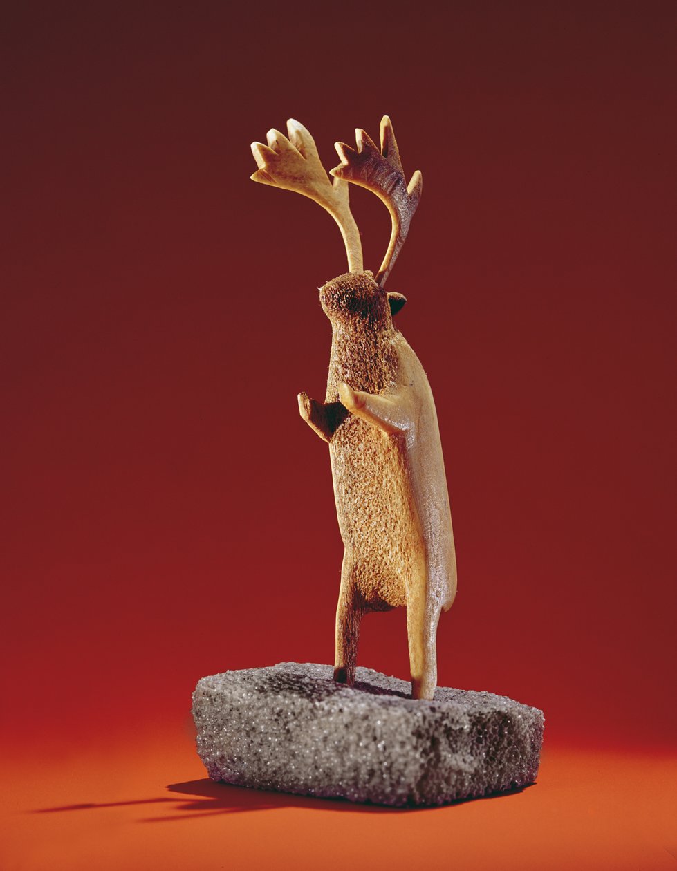 Reno, de Cape Dorset (hueso de ballena) de Inuit School