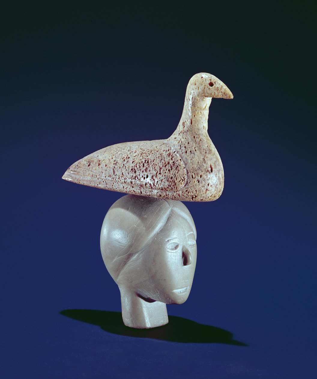 Mujer pensando en un pájaro Loon, de Cape Dorset de Inuit School