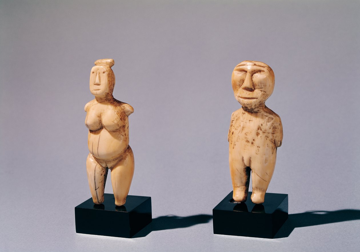 Dos estatuillas de un hombre y una mujer, del estrecho de Bering de Inuit School