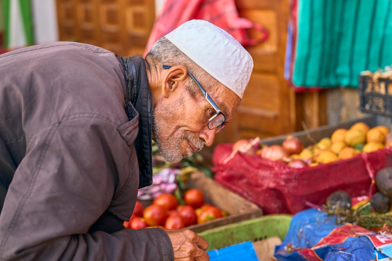 Una escena callejera en la medina de Rabat, Marruecos, 2022 (foto) de Ira Block