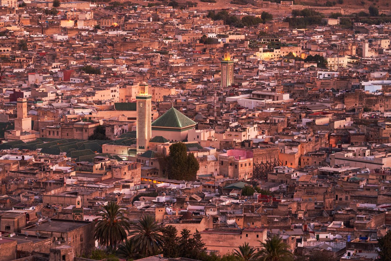 Una vista de la medina en Fez, Marruecos., 2019 (foto) de Ira Block