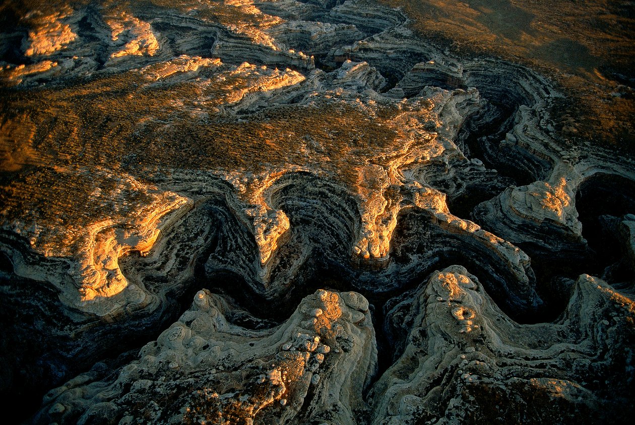 Una vista aérea de una reseca meseta de Utah: Grand Gulch suministró agua a... de Ira Block