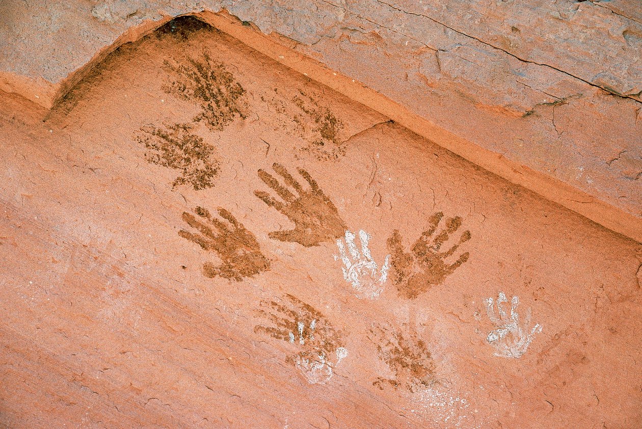 Huella de mano anasazi, antiguo arte rupestre hallado en Grand Gulch, Utah. de Ira Block