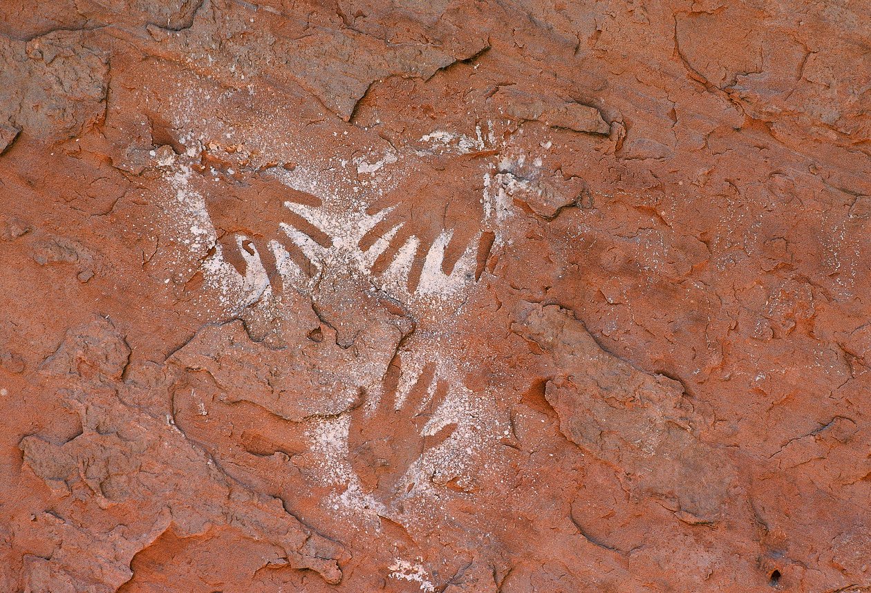 Arte rupestre anasazi antiguo, una huella de mano en Grand Gulch, Utah de Ira Block