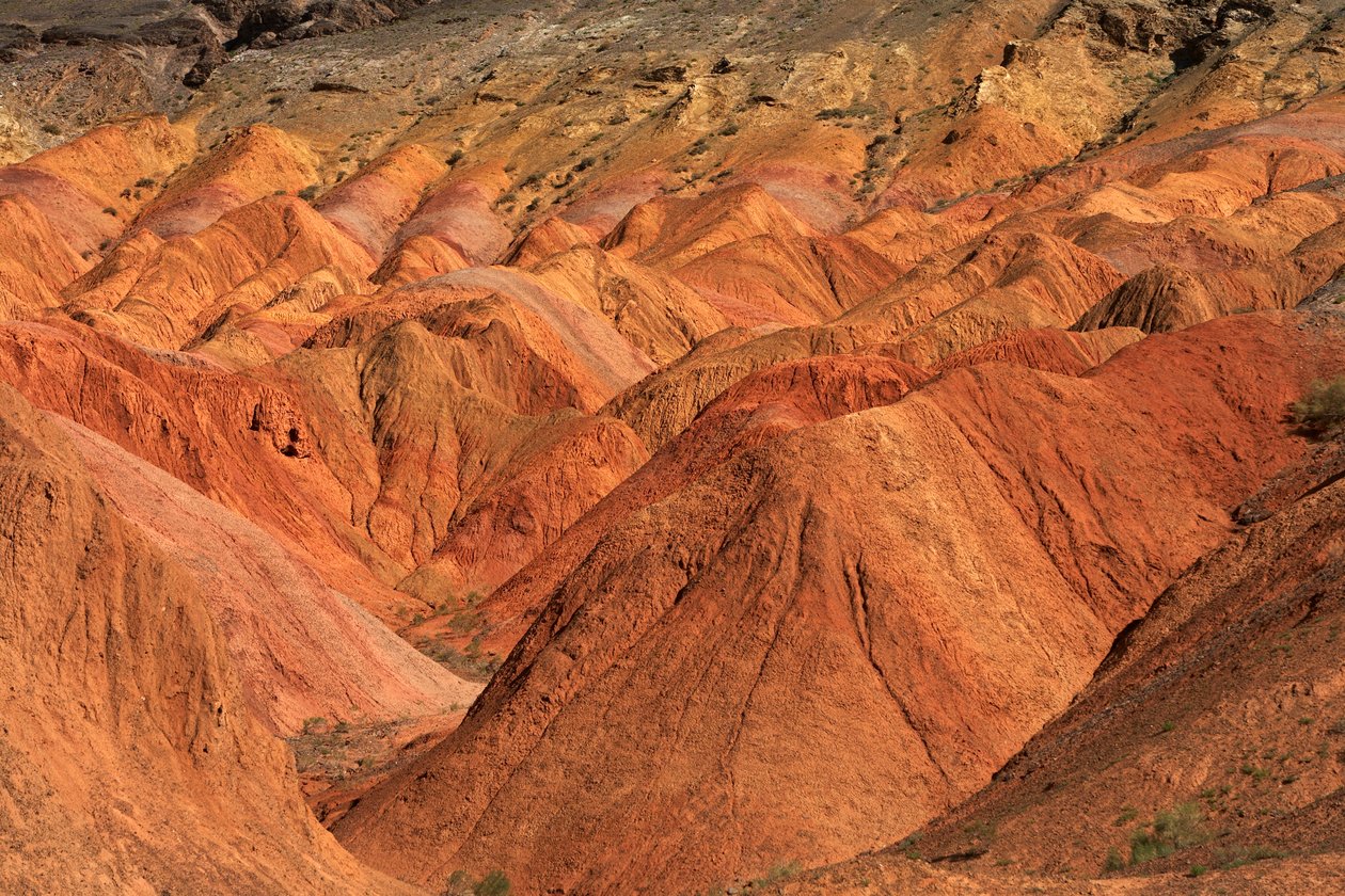 En las rocas de colores cerca del campamento de Wu Cai Wan en el desierto de Gobi, Xinjiang,..., 2007 (foto) de Ira Block
