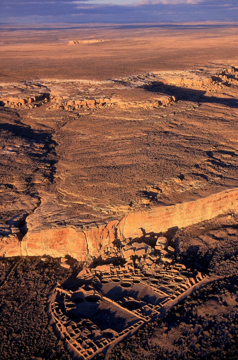 En las profundidades de los remotos desiertos del noroeste de Nuevo México se encuentran las extensas ruinas d... de Ira Block