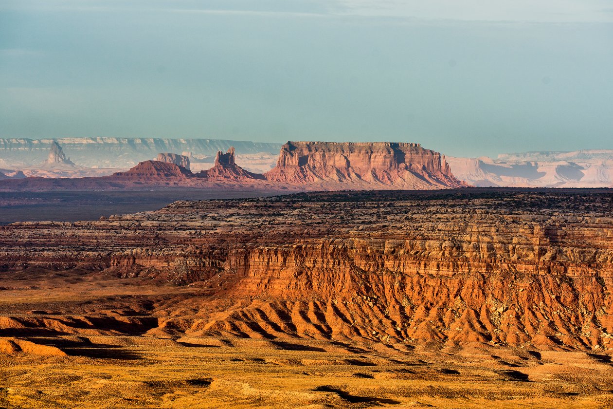 Desde Gooseneck State Park, Utah, mirando hacia Monument Valley, 2012 (foto) de Ira Block