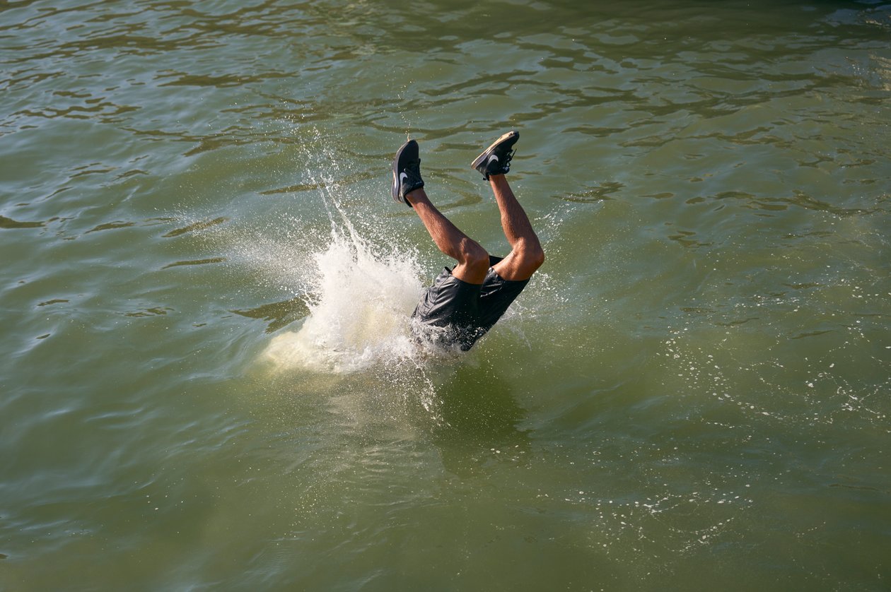 Hombre buceando en el puerto de Essaouira, Marruecos, 2022 (foto) de Ira Block