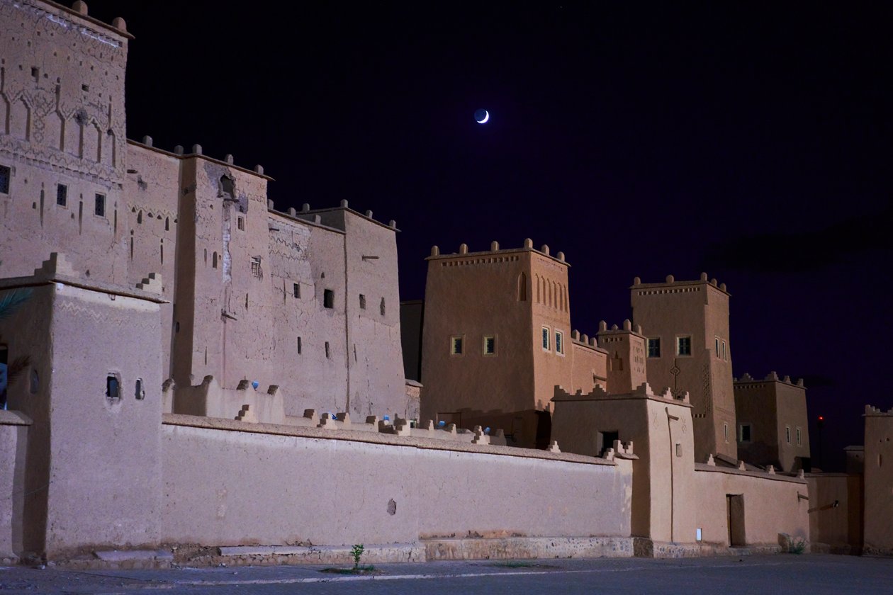 Salida de la luna sobre Ouarzazate, Marruecos, 2019 (foto) de Ira Block