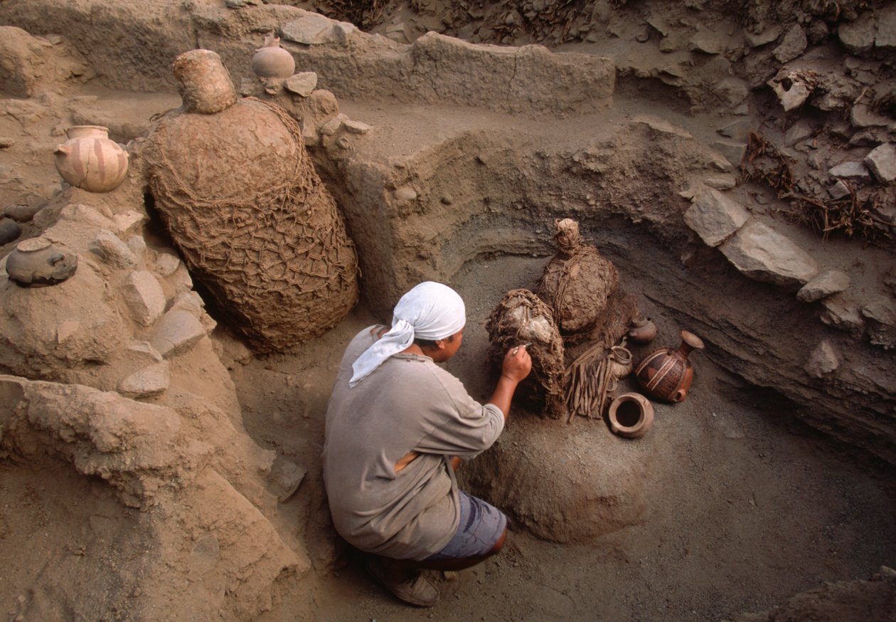 Richard Gómez limpiando artefactos recién descubiertos en la excavación de la escuela., 2001 (foto) de Ira Block
