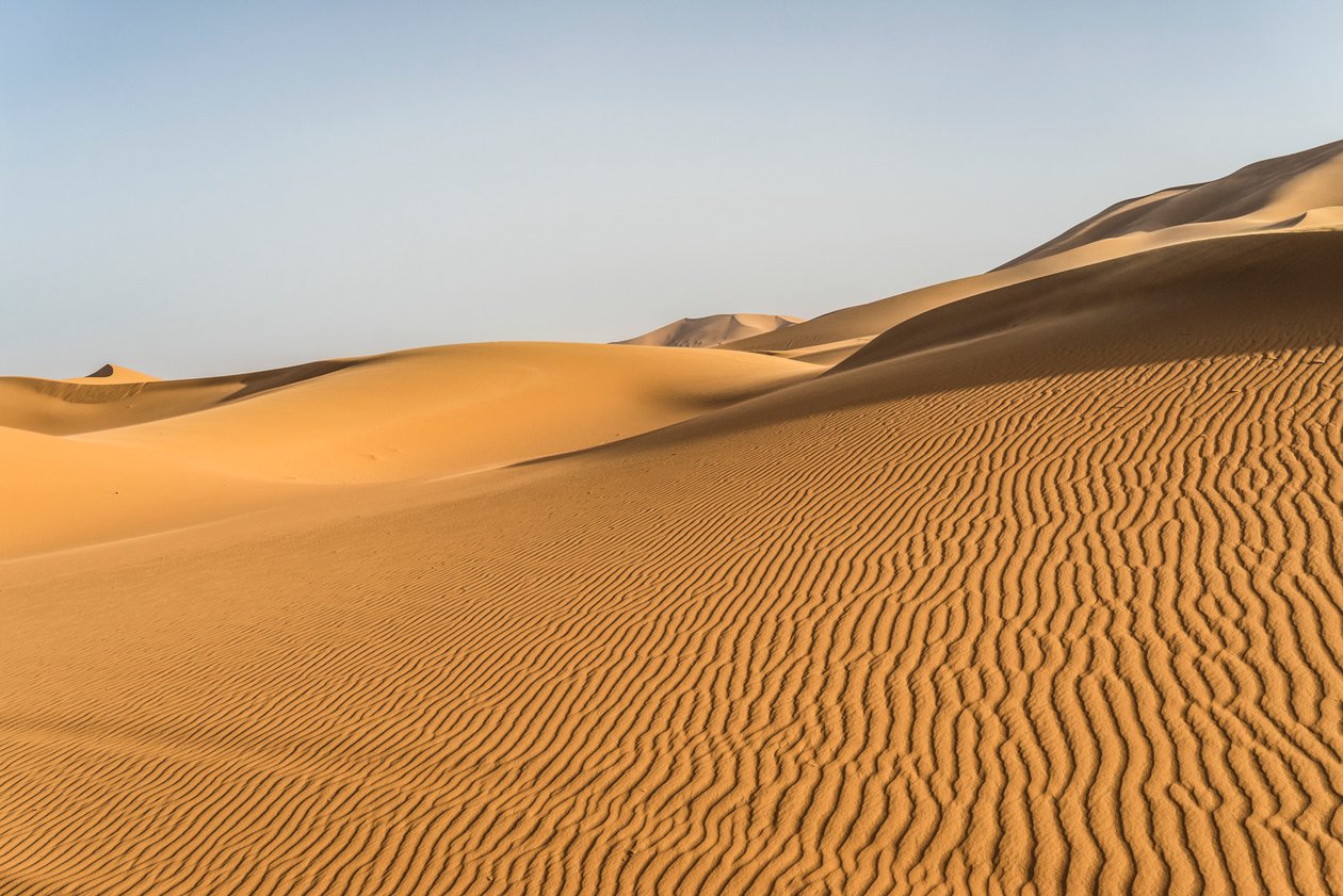 Dunas de arena en el Erg Chebbi, en el sureste de Marruecos, 2014 (foto) de Ira Block