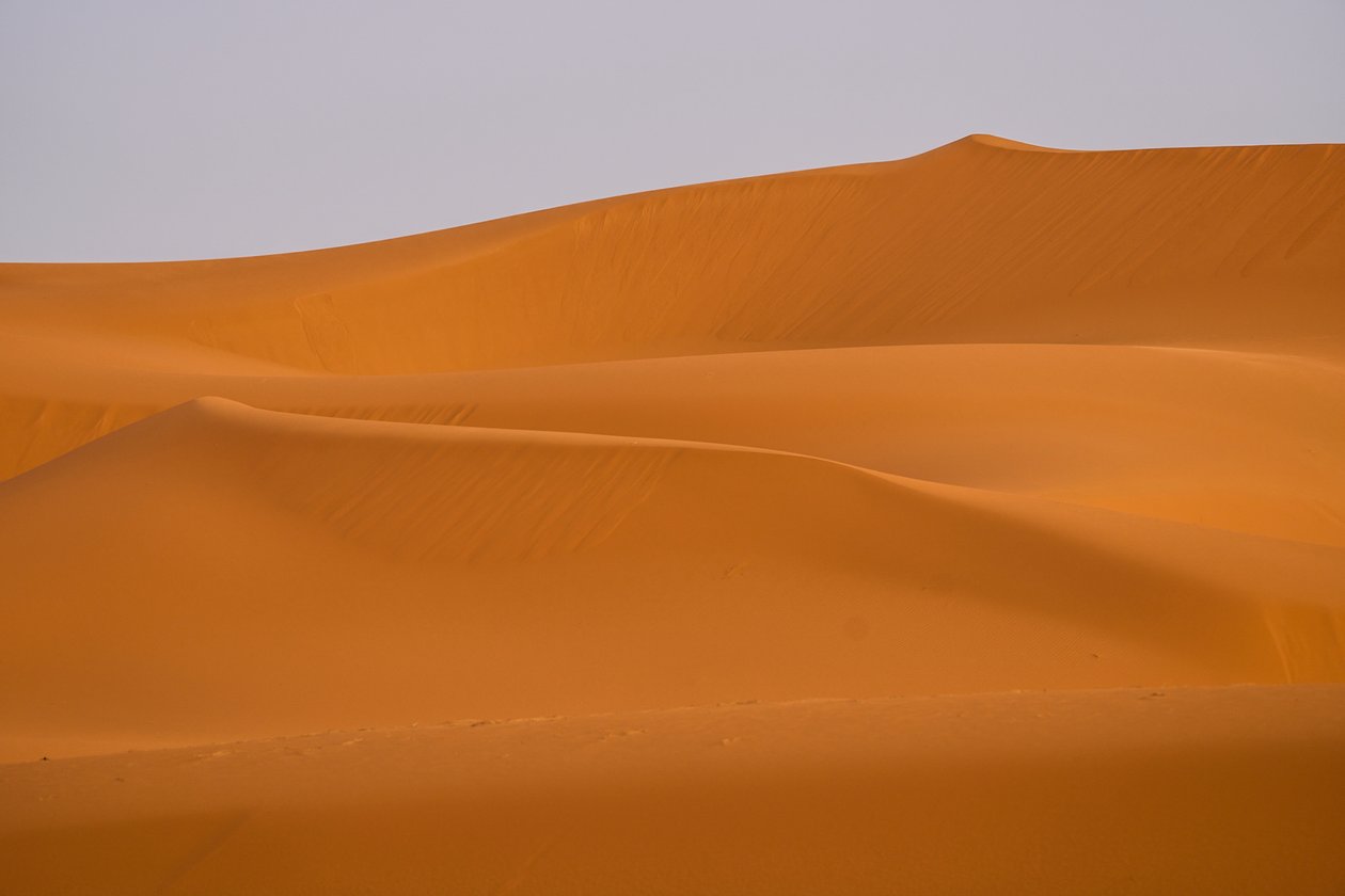 Dunas de arena de Ergg Chebbi , desierto del Sahara en Marruecos, 2022 (foto) de Ira Block