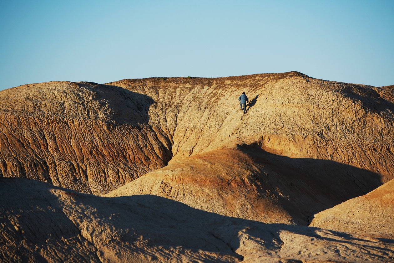 Escenas en torno a Wu Cai Wan en el desierto de Gobi, Xinjiang, China occidental., 2007 (foto) de Ira Block
