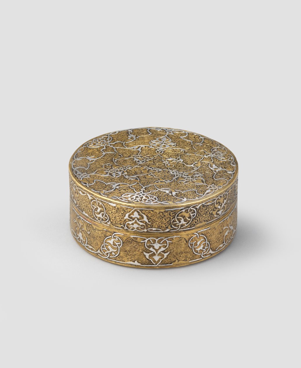Caja con tapa de forma cilíndrica, de latón grabado incrustado con plata, con dorado posterior y posible adición de banda interior, 1400-c.1525 de Iranian School