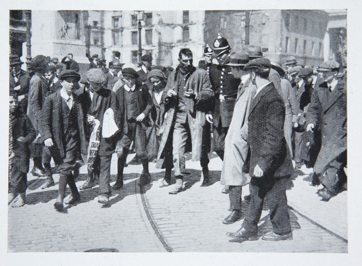 Calle abarrotada durante la revuelta, de An Illustrated Record of the Sinn Fein Revolt in Dublin, abril 1916 de Irish Photographer