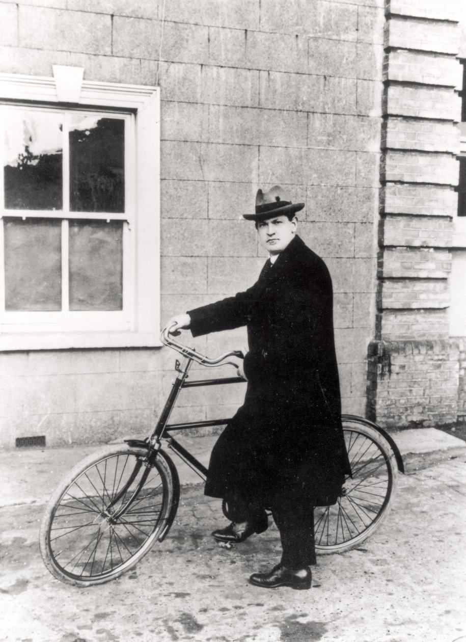 Michael Collins (1870-1922) con su famosa bicicleta de Irish Photographer