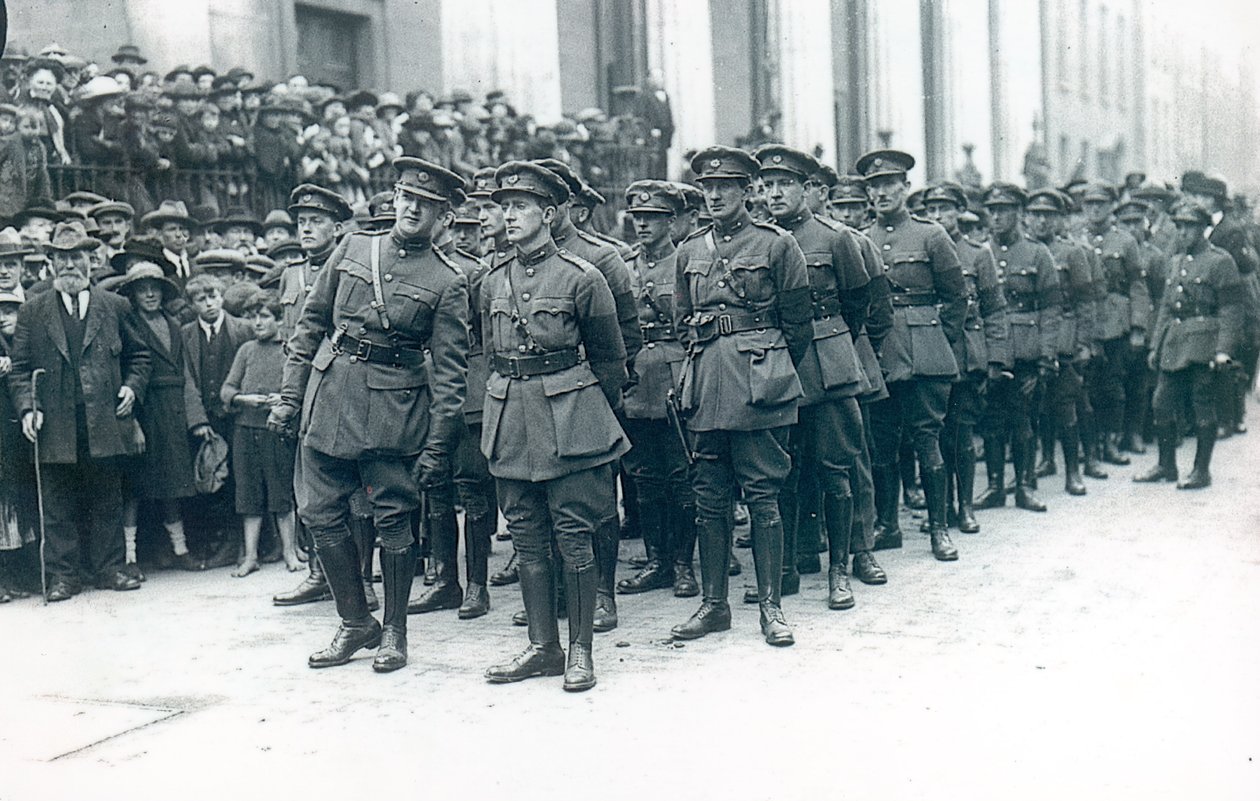 Michael Collins (1890-1922) (izquierda) como Jefe del Ejército del Estado Libre Irlandés en el funeral de Arthur Griffith, agosto de 1922 de Irish Photographer
