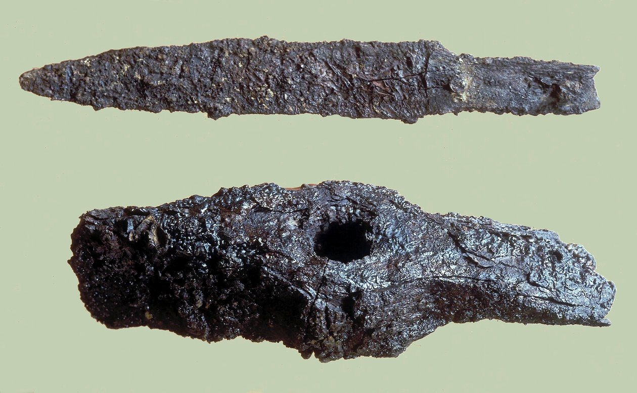 Hacha y cuchillo, encontrados en las excavaciones de la Ciudad de David de Iron Age