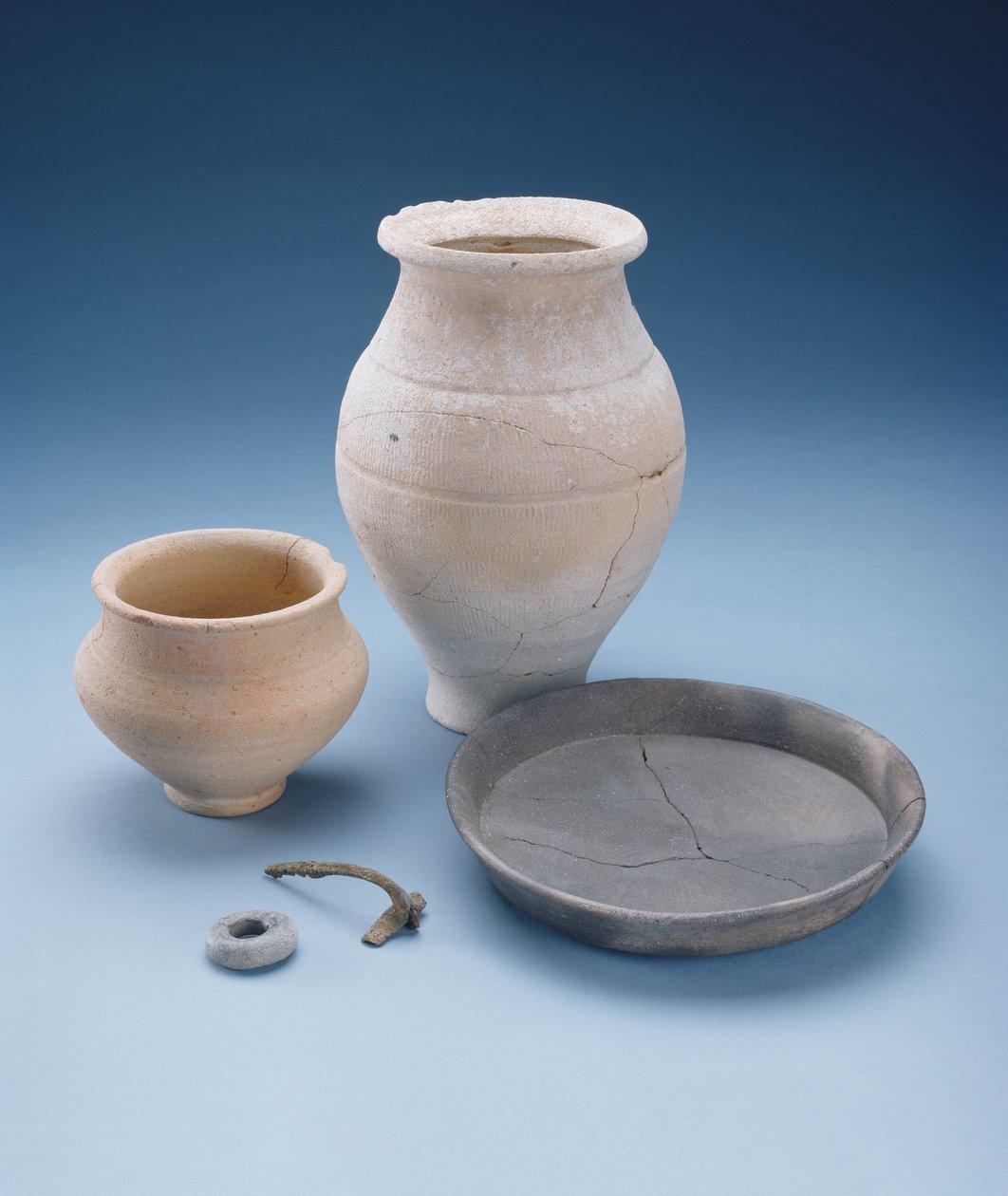 Vaso, plato, olla, broche y cuenta: objetos funerarios de la tumba de una mujer en Watlington, Oxfordshire, final de la Edad de Hierro de Iron Age