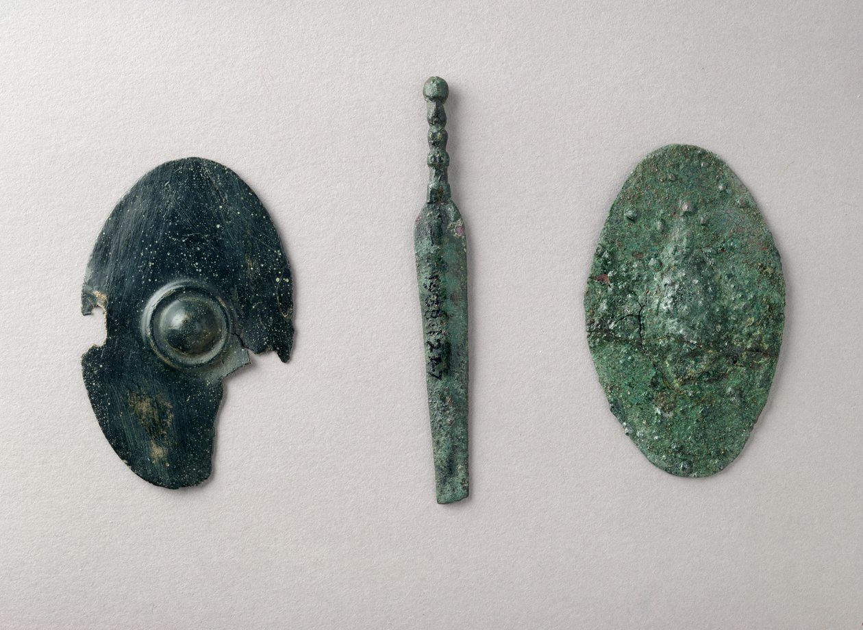 Modelos en miniatura de armas: L-R: escudo, de Leafield, Oxon; espada y escudo de un santuario de la Edad de Hierro tardía en Frilford, Berks (bronce) de Iron Age