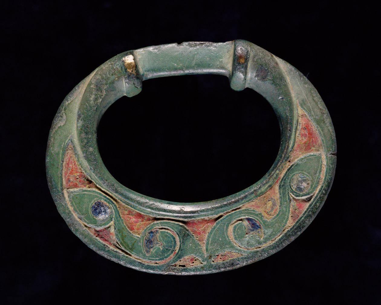 Anillo de rienda (terret), Edad de Hierro (bronce fundido con incrustaciones de vidrio rojo y azul) de Iron Age