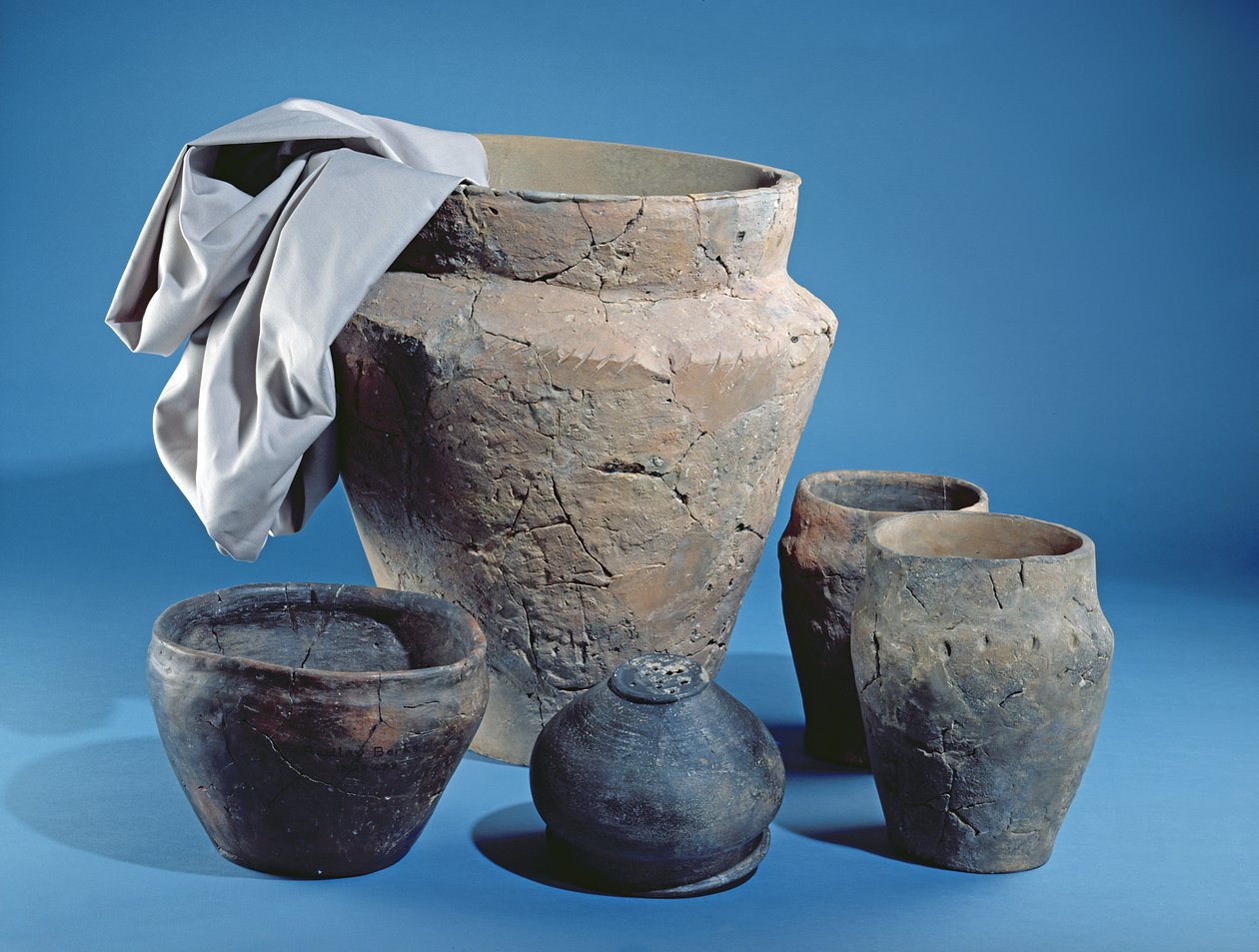 Seis ollas hechas para diferentes propósitos, todas de Oxfordshire de Iron Age