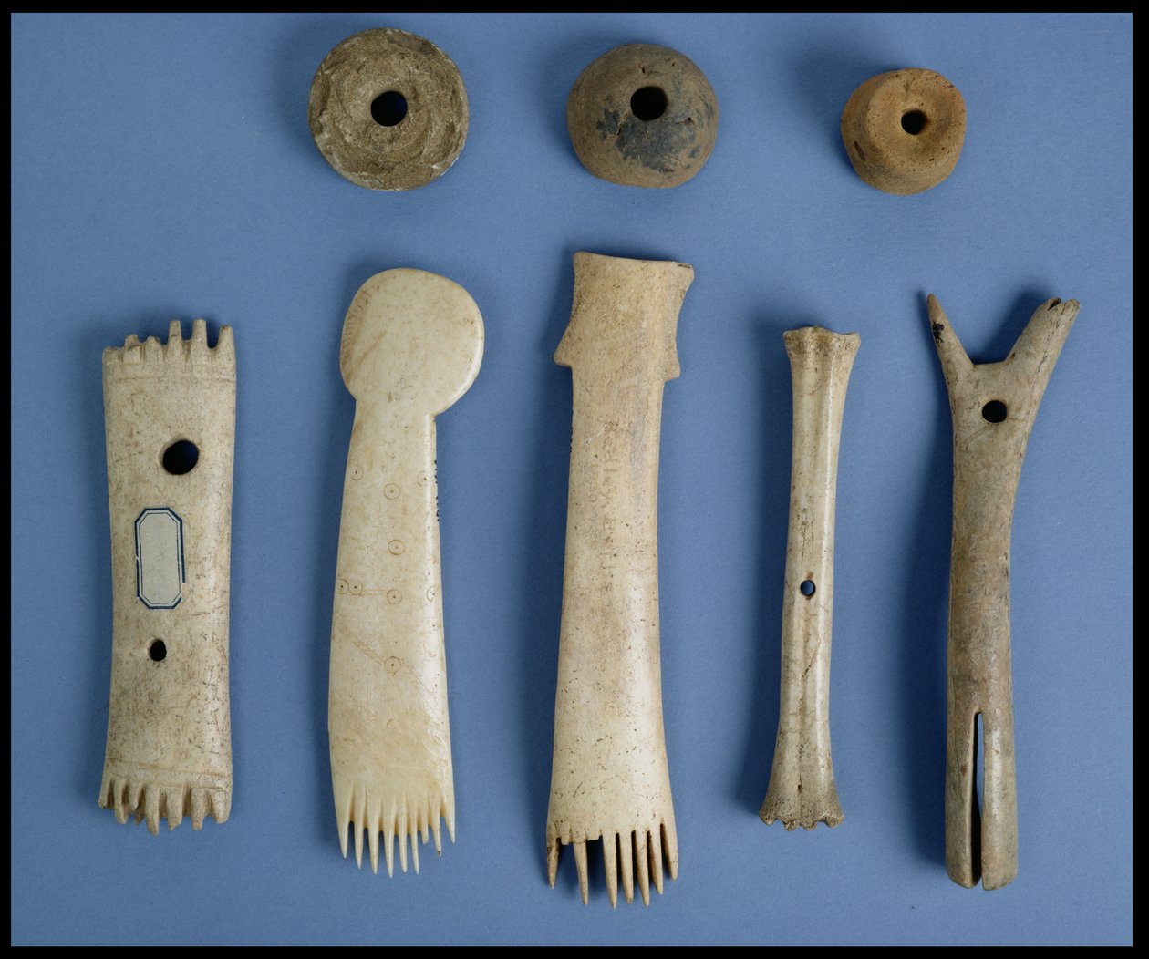 Husos, peines de tejer de asta y una lanzadera de hueso y ajuste de telar, Edad de Hierro de Iron Age