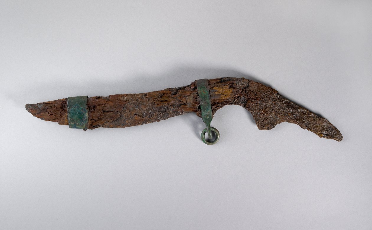 Cuchillo grande con restos de funda, probablemente de Sopron, Hungría, Edad del Hierro (hierro y madera) de Iron Age
