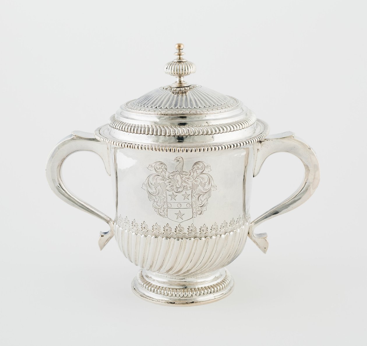 Copa con Dos Asas y Tapa de Isaac Dighton