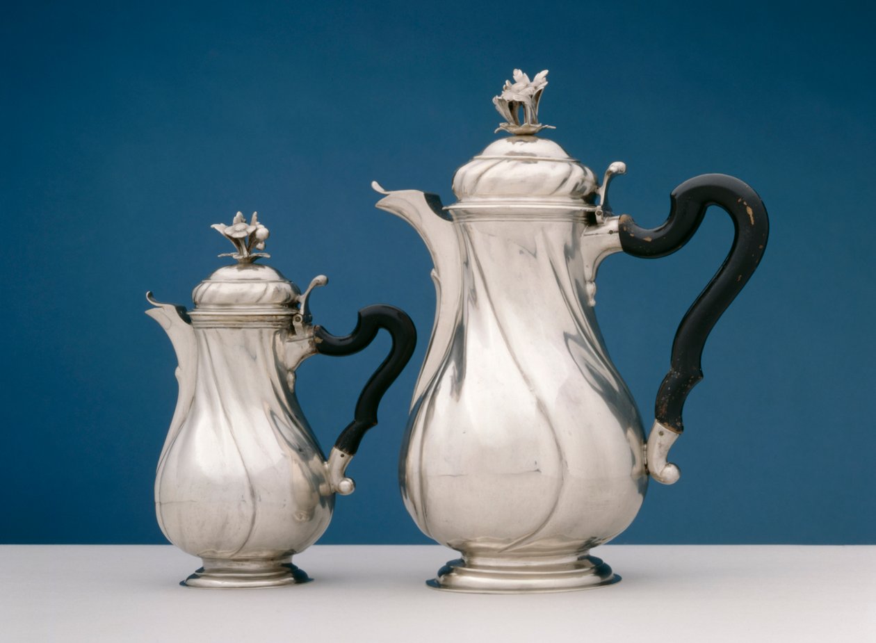 Par de teteras, c.1780 (plata y ébano) de Isaak Beaucair