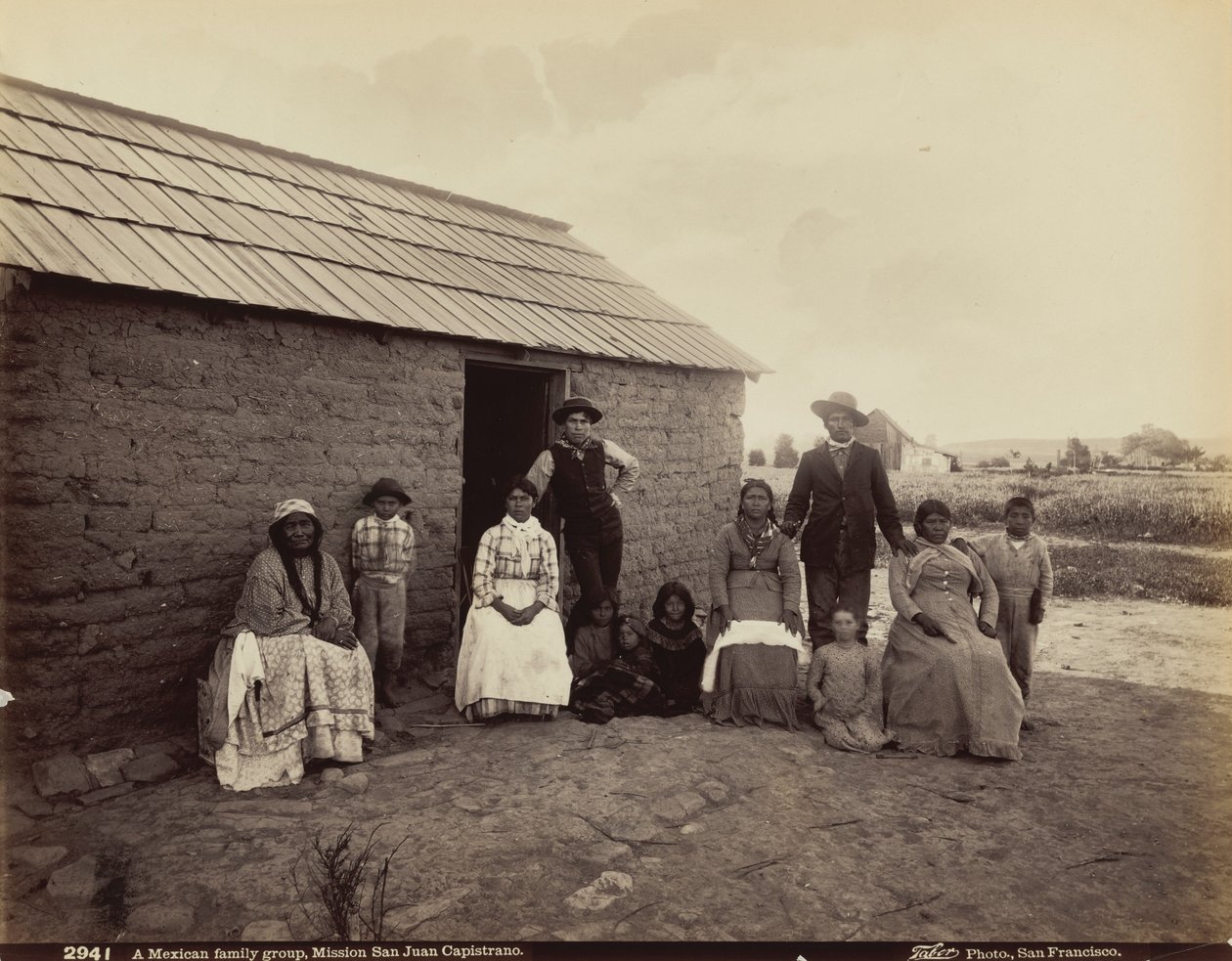Un grupo familiar mexicano, Misión de San Juan Capistrano, California,1880 (foto) de Isaiah Taber