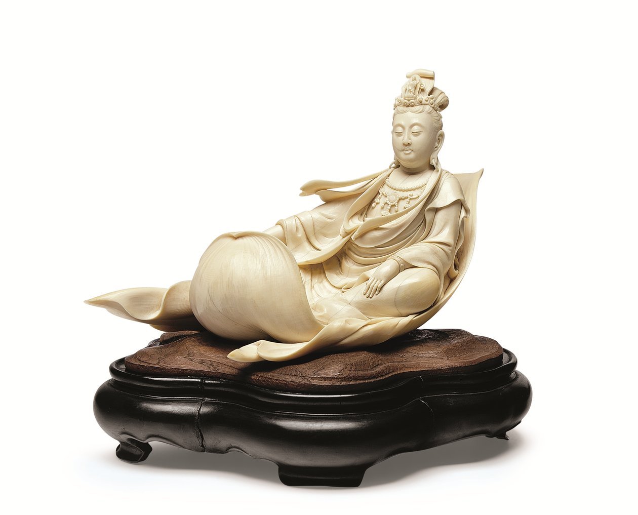 Talla de marfil de Kannon flotando sobre una hoja de loto, periodo Meiji, finales del siglo XIX (marfil con soporte de madera) de Ishikawa Komei