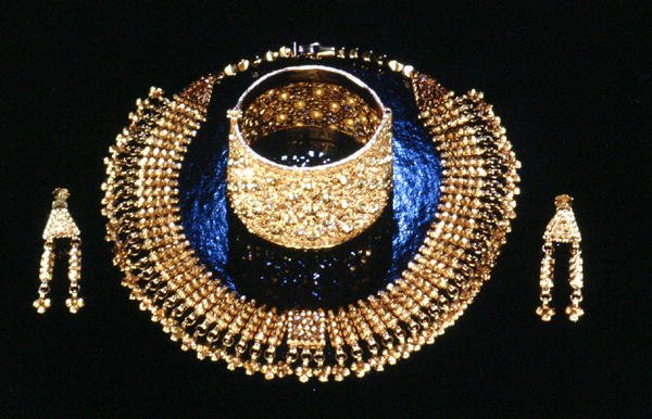 Collar, pulsera y pendientes yemeníes (oro) de Islamic School