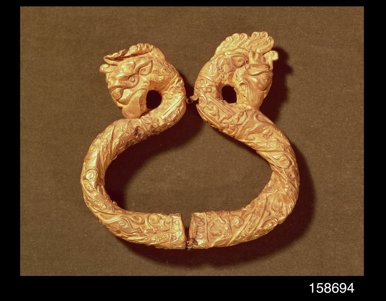 Brazalete con dos cabezas de monstruo, siglo XIV-XV (madera) de Islamic School