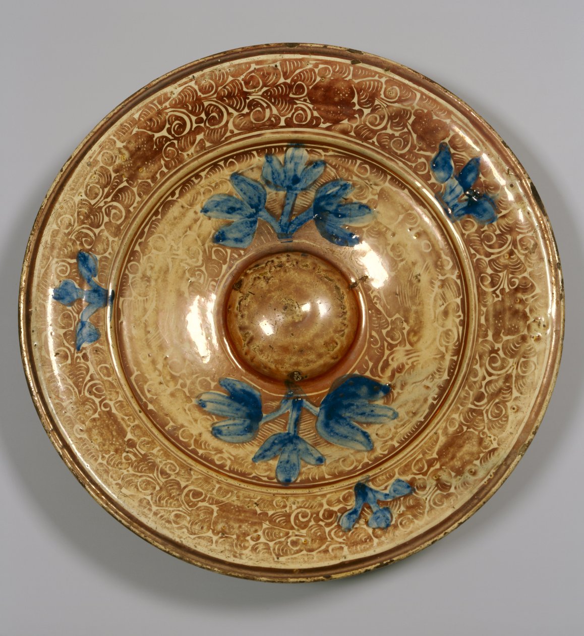 Plato decorado con flores azules, morisco (faenza) de Islamic School