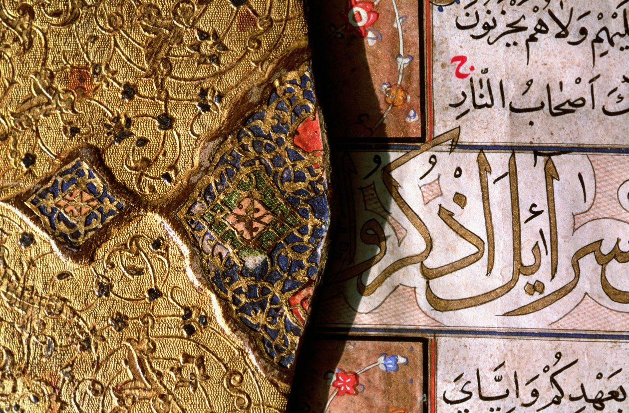 Detalle de las intrincadas iluminaciones de oro y lapislázuli y diseños de arabescos con escrituras thulth y naskh en una cubierta de Corán de Islamic School