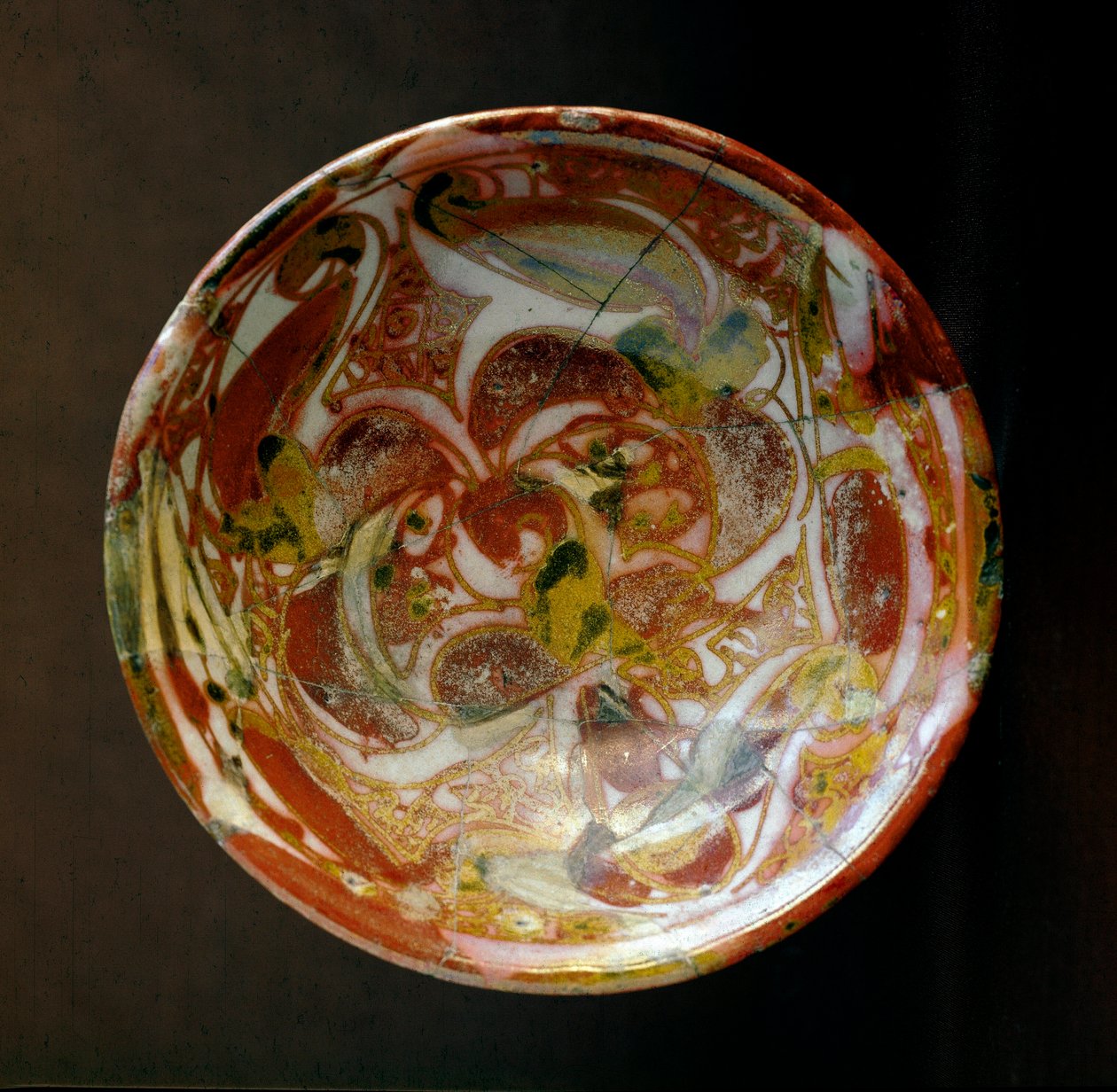 Arte islámico: pequeño cuenco de cerámica con decoraciones vegetales. De Irak. Siglo IX d.C. Dim. 13,8 cm París, Museo del Louvre de Islamic School