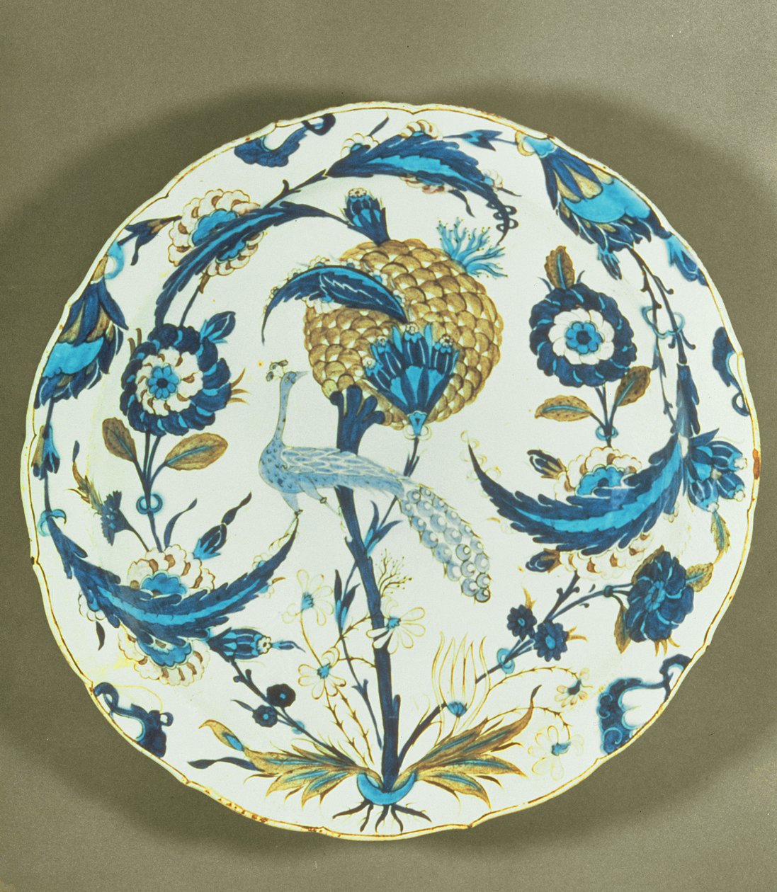 Plato de Iznik pintado con un pavo real entre flores, Turquía, c.1550-55 de Islamic School