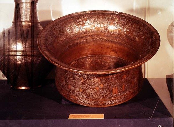 Cuenco mameluco, conocido como el Bautisterio de San Luis, de Egipto de Islamic School